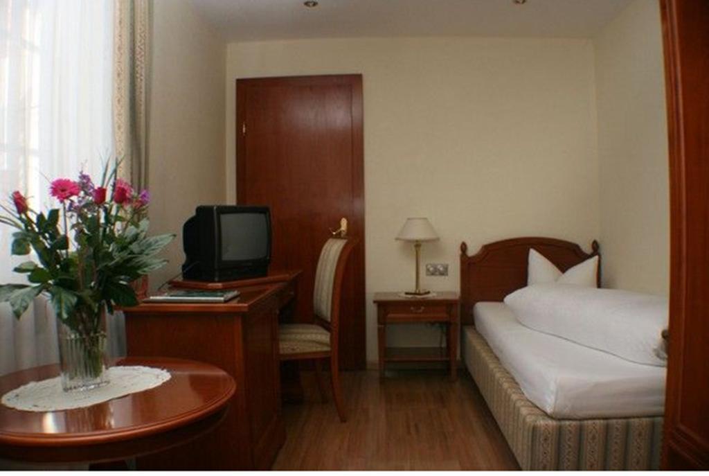 Schlosshotel Post Edelfreisitz Sprengenstein Imst Room photo
