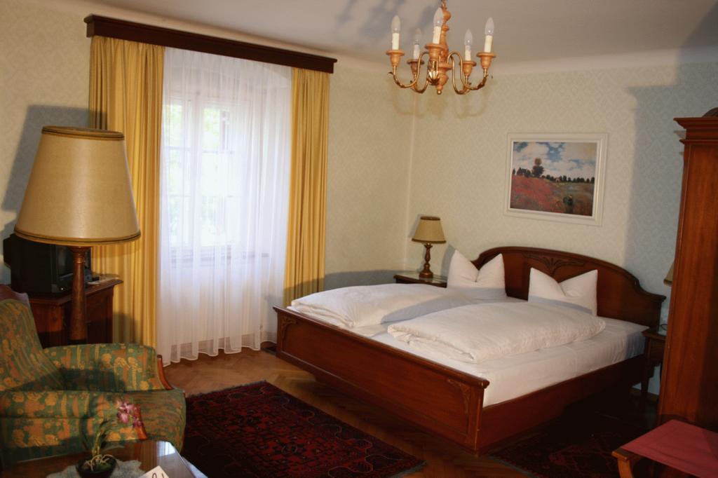Schlosshotel Post Edelfreisitz Sprengenstein Imst Room photo