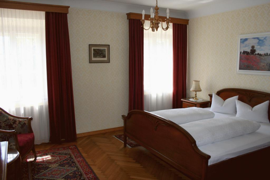 Schlosshotel Post Edelfreisitz Sprengenstein Imst Room photo